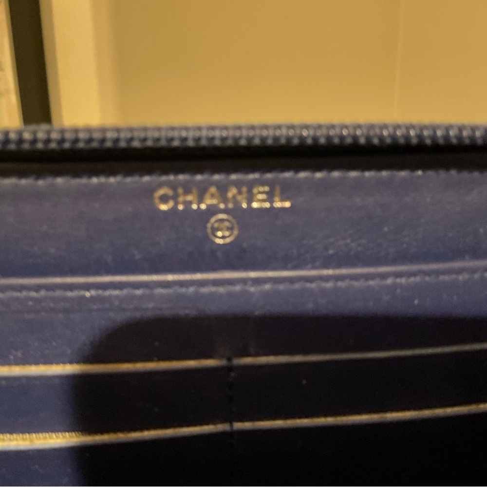 *AUTHENTIC* Chanel Zip Around Wallet - Picture 4 of 7